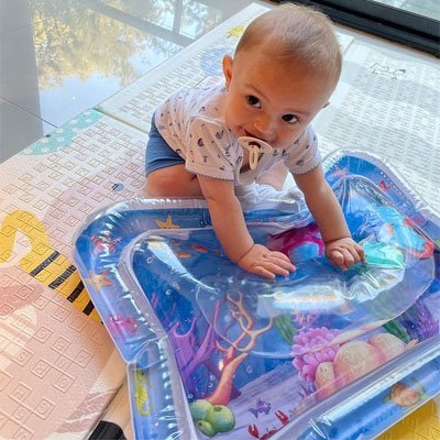 tapis d eau bébé qui joue sourit